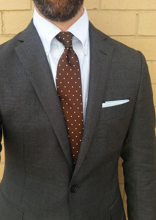 チャコールグレーのスーツと相性抜群のネクタイはコレ 間違いなし 服のメンズマガジン