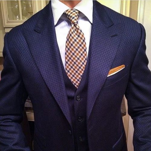 ネイビースーツ 紺 にはこんなネクタイの組み合わせや色がオススメ