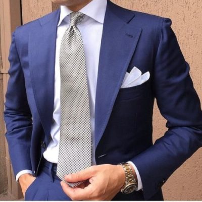 ネイビースーツ（紺）に合わせるネクタイの「組み合わせ」と「色」はコレ！ | 服のメンズマガジン