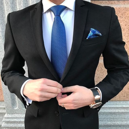 黒のスーツに似合うネクタイの色の組み合わせ【28パターンご紹介 