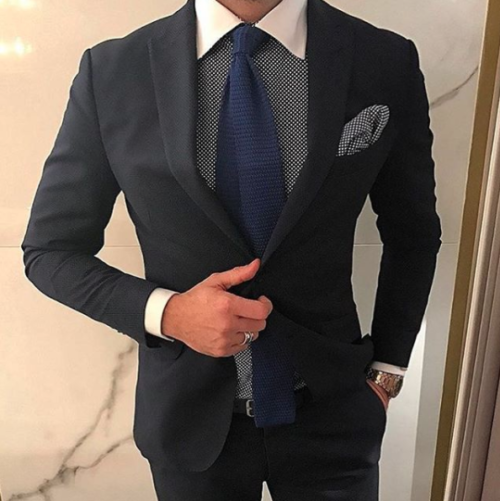 黒のスーツに似合うネクタイの色の組み合わせ【28パターンご紹介 