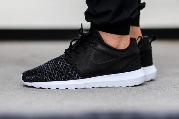 nike-roshe-one-flyknit-746825-001-1