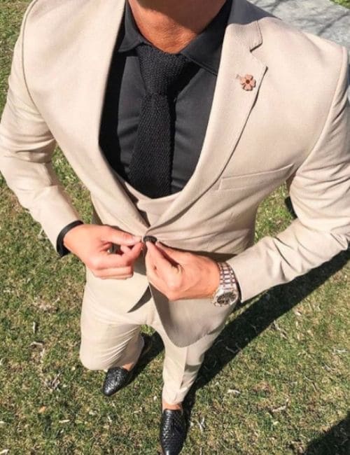 ベージュのスーツに合わせるネクタイの色はコレが正解 印象別に解説 服のメンズマガジン