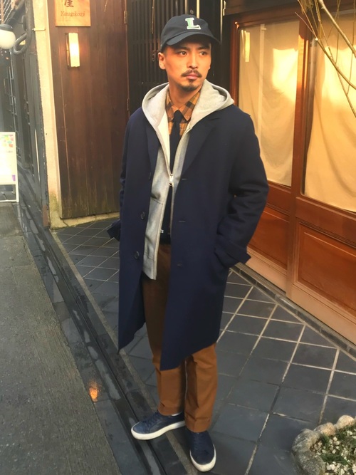 チェスターコートとジップアップパーカー